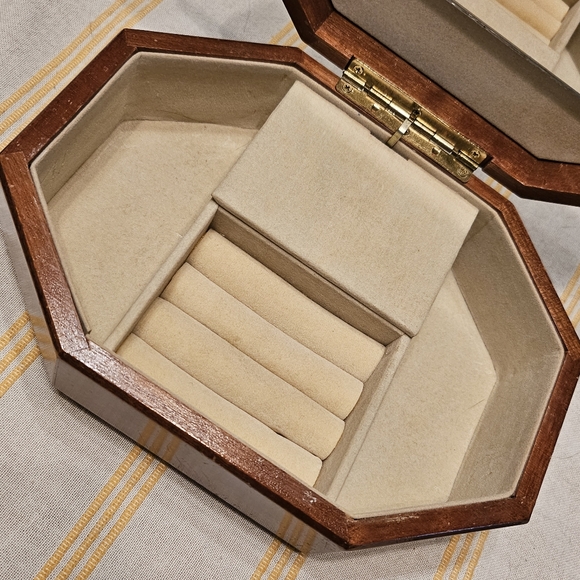 Vintage Jewlery Music Box - Picture 4 of 4